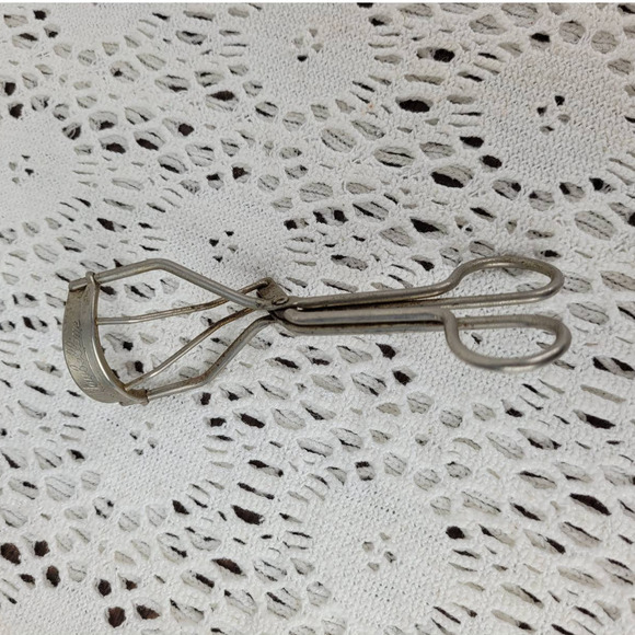 Vintage 1940s 1950s 1960s Maybelline Makeup Eyelash Curler Metal